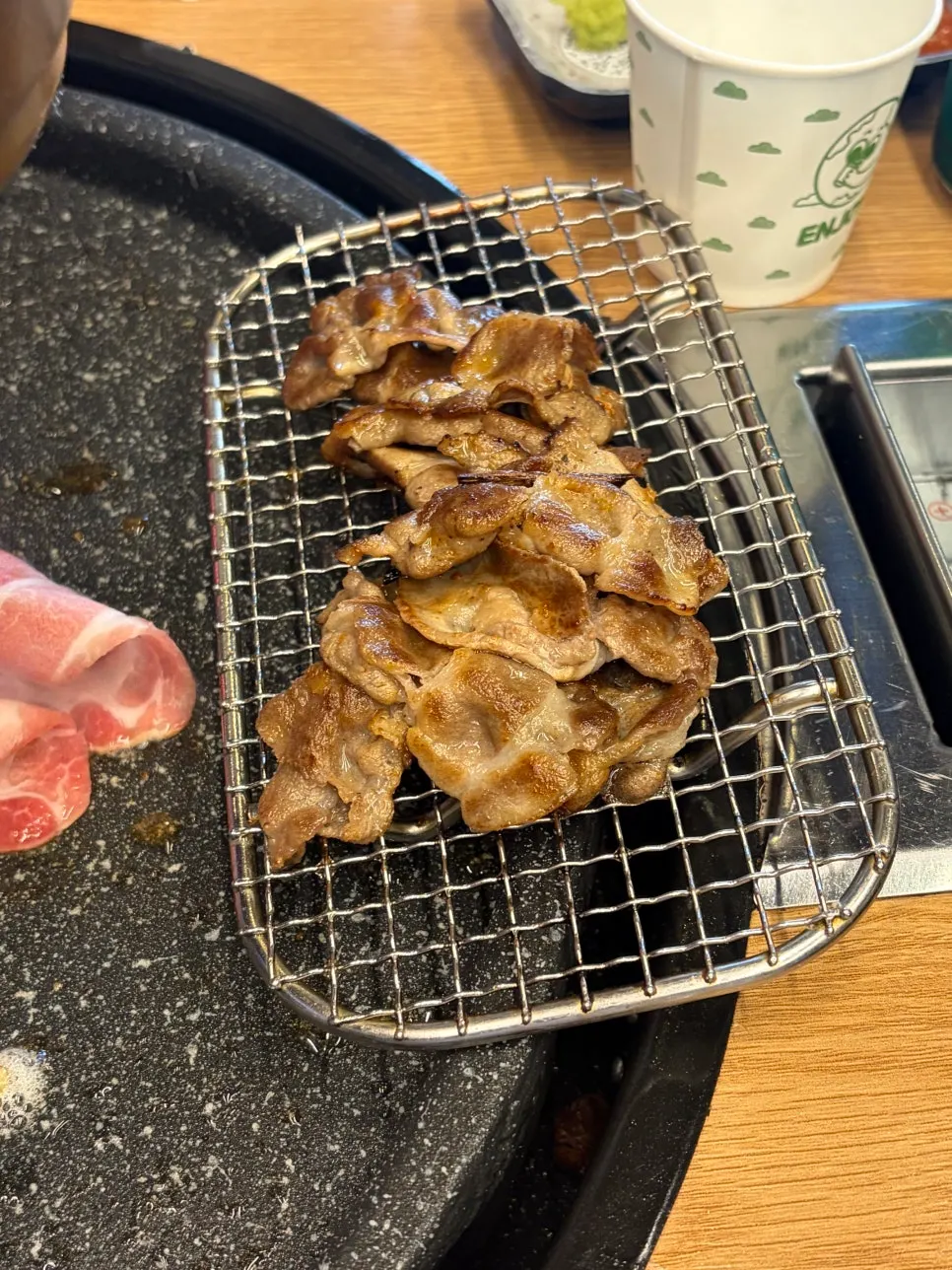 300 grams of shaved pork shoulder sliced at 1mm thickness