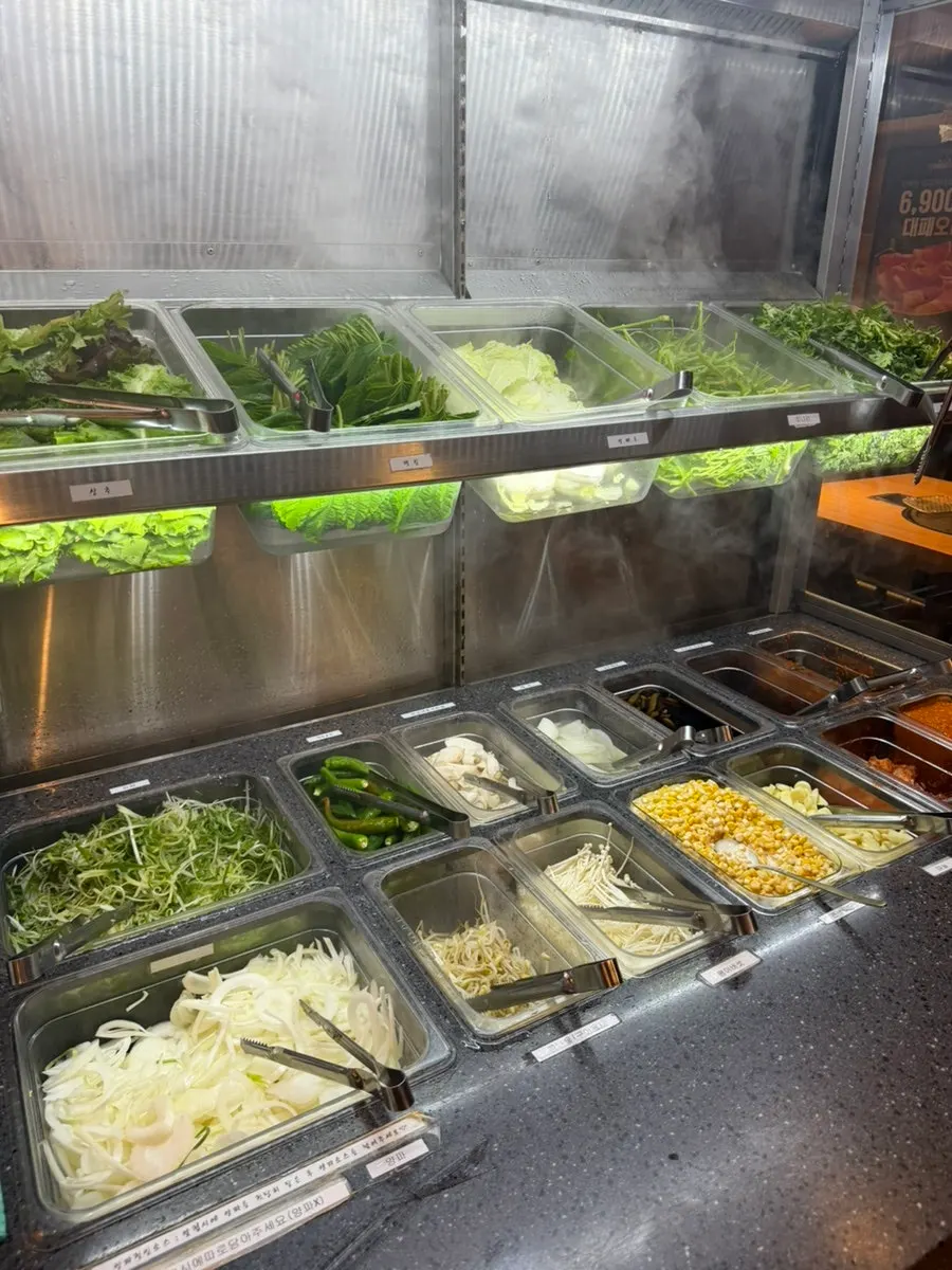The ₩2,000 per person all-you-can-eat self-serve bar corner