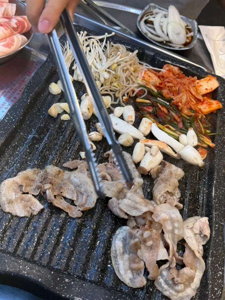 Peppered thin-sliced pork belly paired with kimchi