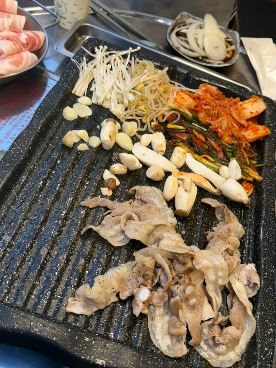 A plate of thin-sliced pork jowl and pork neck