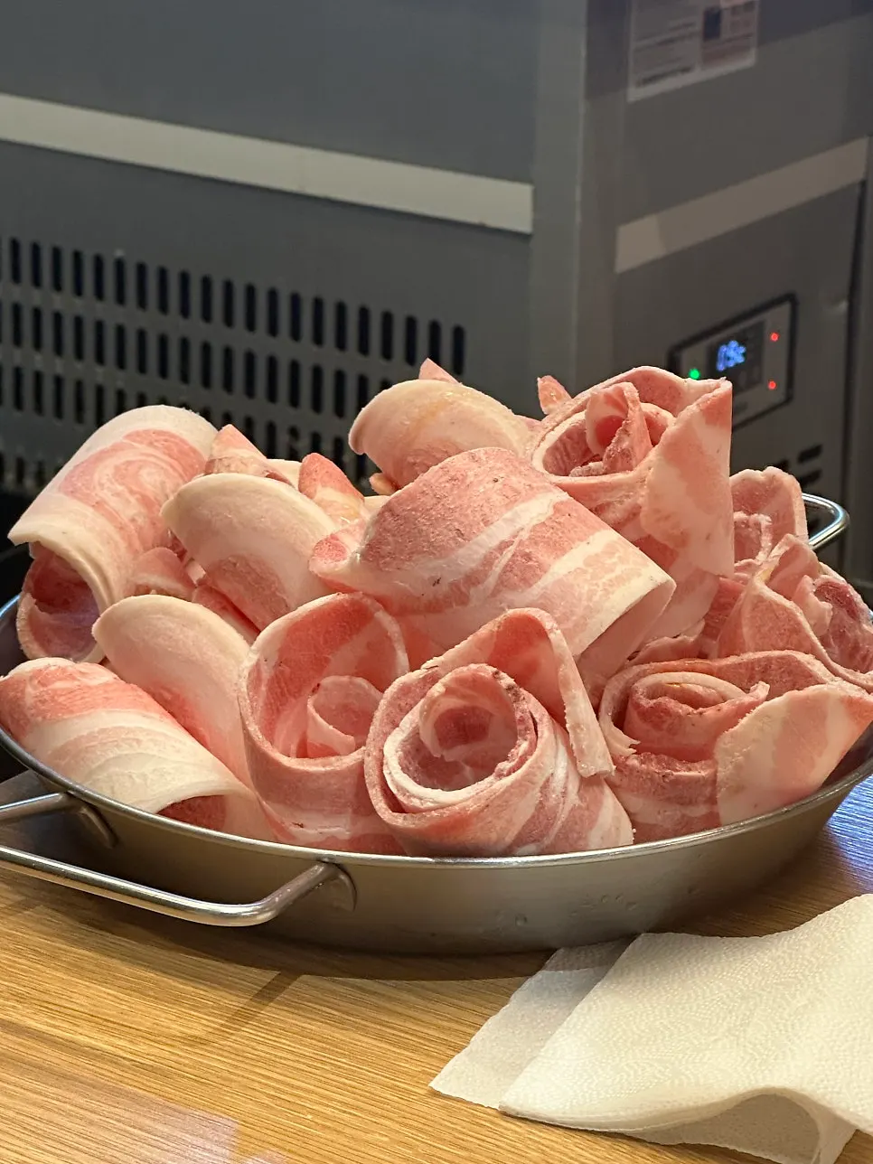 600g of thin-sliced pork belly served on a plate
