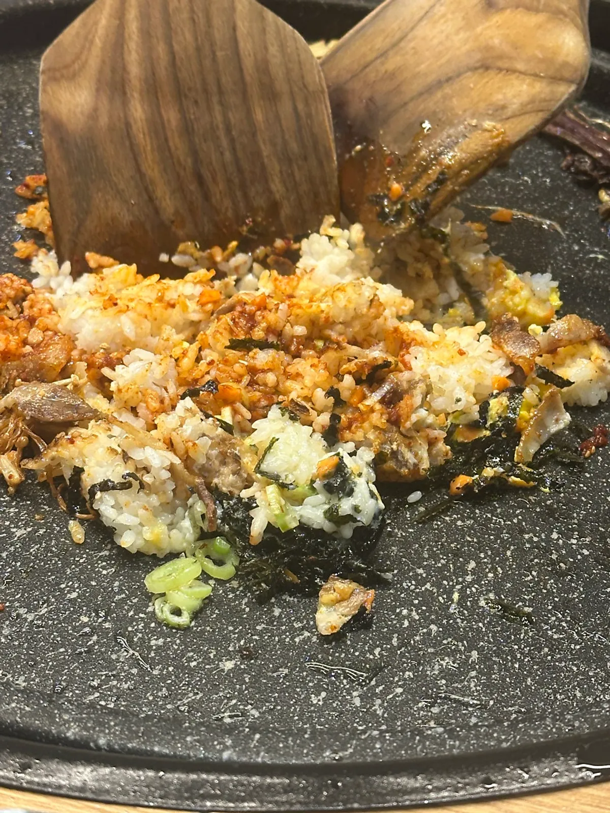 Finished fried rice mixed with sesame oil and leftover meat