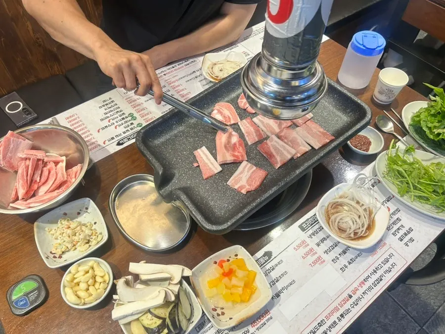 Daepae Sinhwa's menu board with lunch special details
