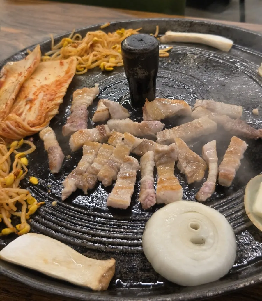 감자와 양파, 새송이버섯을 함께 구운 솥뚜껑