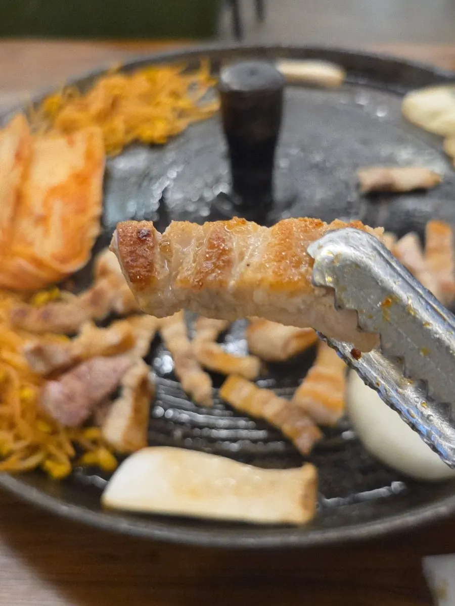 노릇하게 익어가는 솥뚜껑 삼겹살