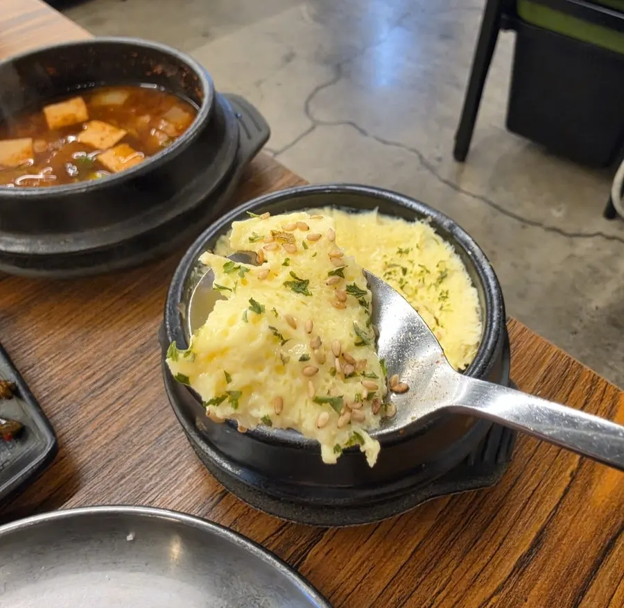 삼겹살 위에 올린 구운 김치와 콩나물