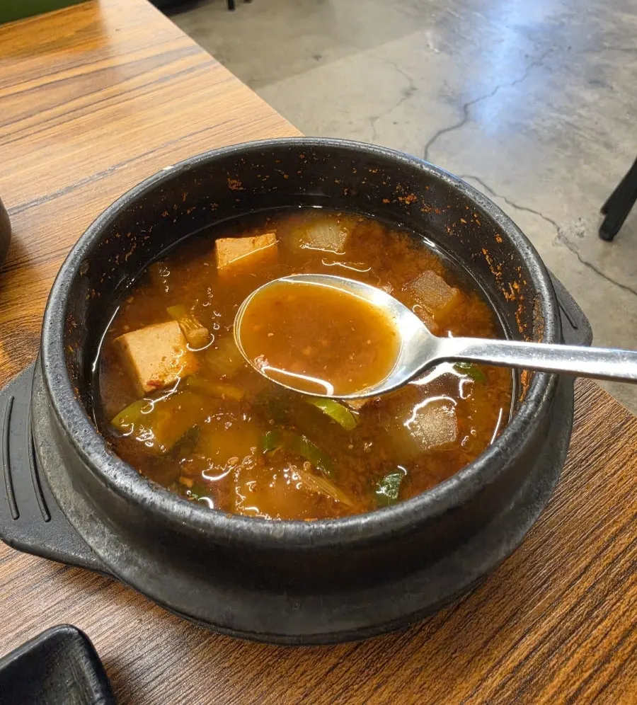 파김치를 곁들인 삼겹살 한입