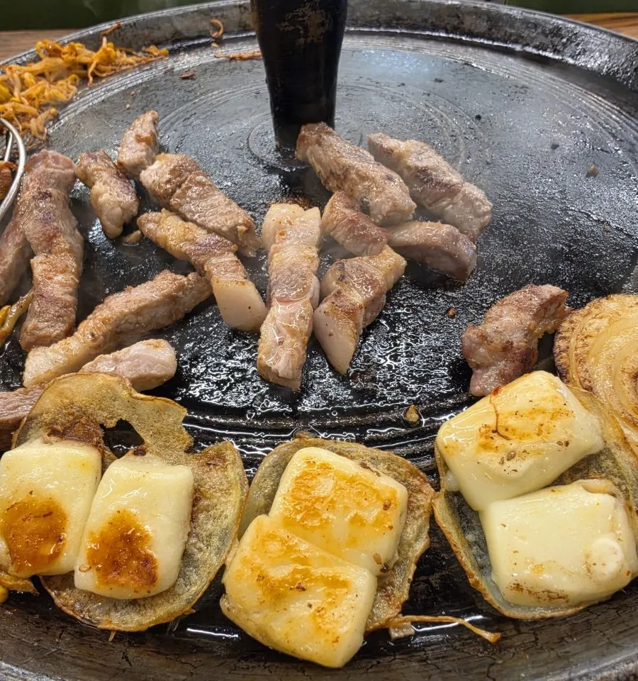 김치에 고기를 싸 먹는 솥뚜껑 삼겹살 한입