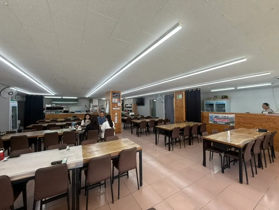 Interior of Sinhaeburi Hoejip with long tables