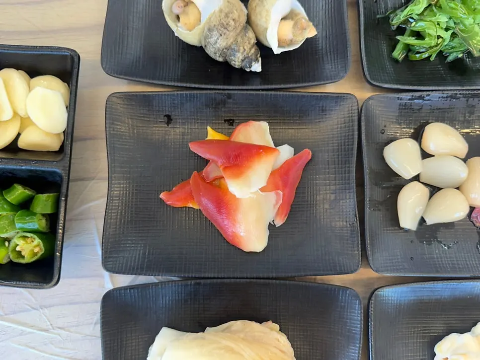 A plate of banchan at Sinhaeburi Hoejip