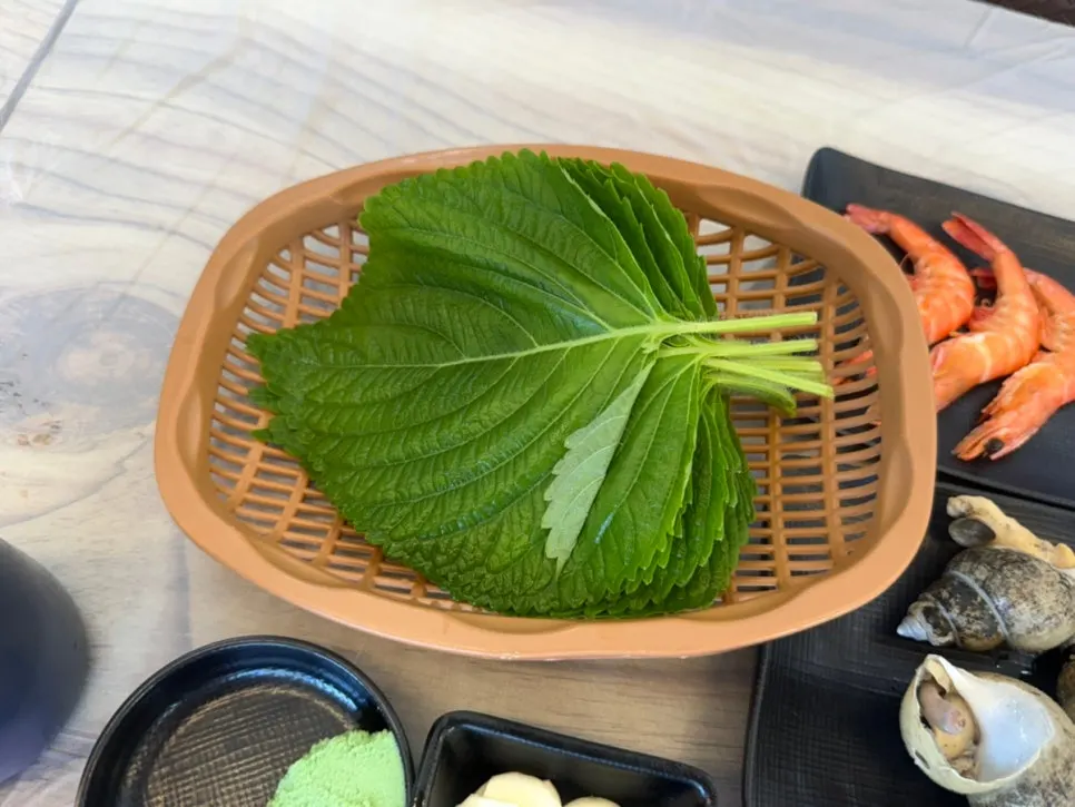 Wrapping vegetables to eat with the sashimi