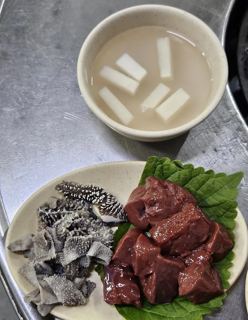 기본으로 나온 곱창집 밑반찬 상차림