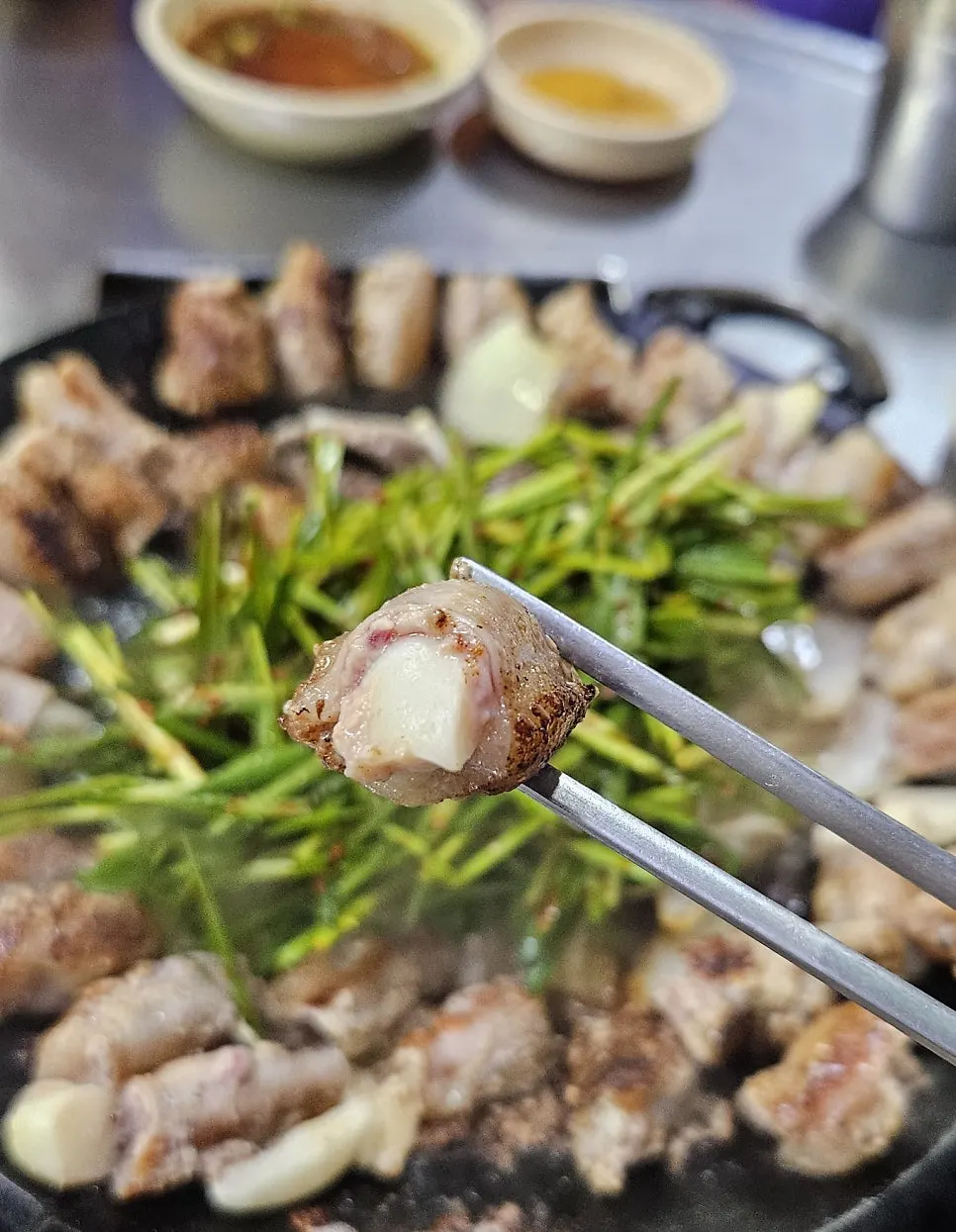 마늘이 통으로 박힌 마늘곱창 단면