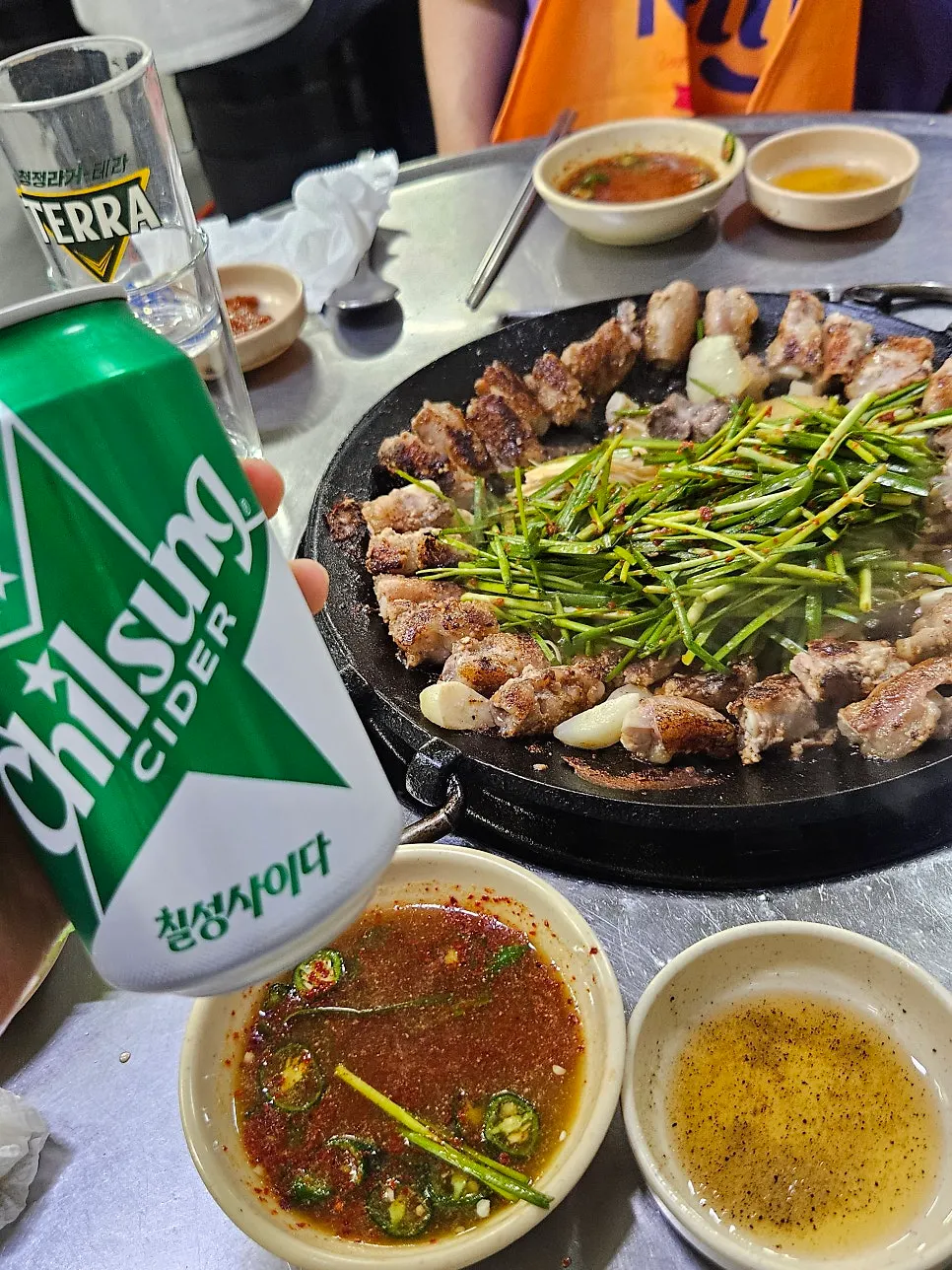 먹기 좋게 잘린 곱창 한 점