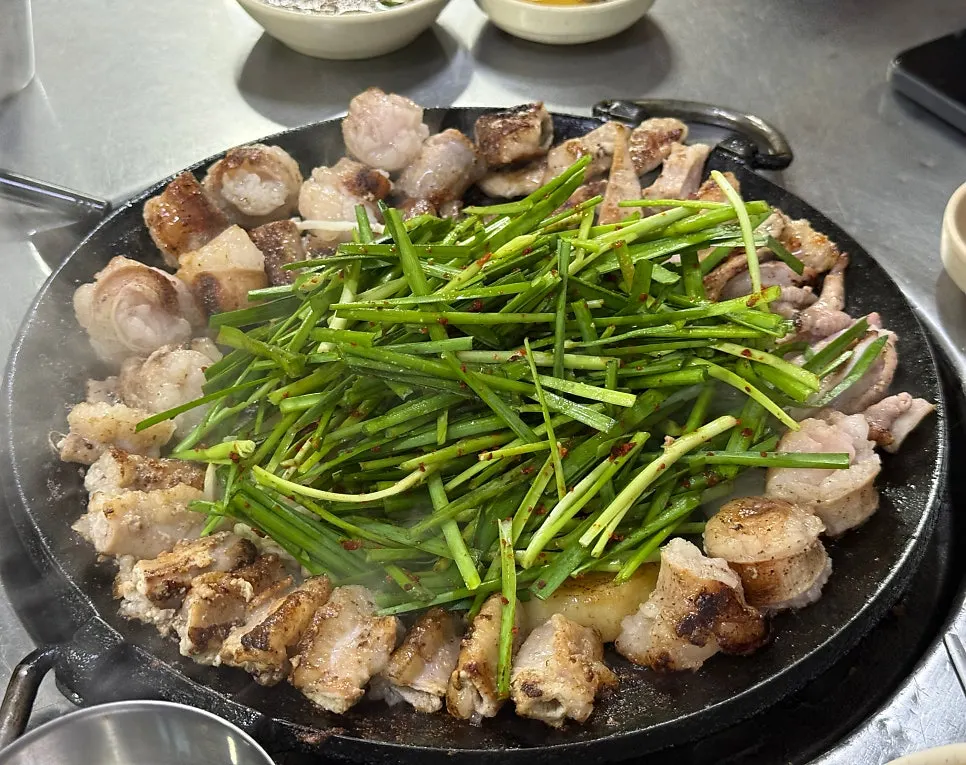 부추를 올려 함께 굽는 곱창