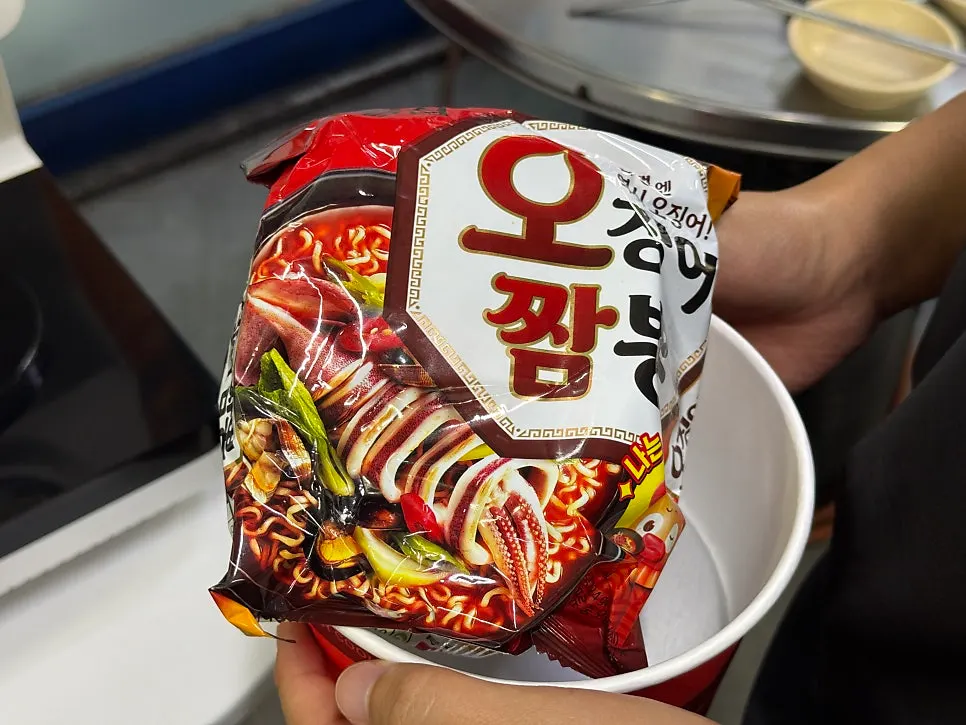 전용 용기에 면과 스프를 넣은 모습