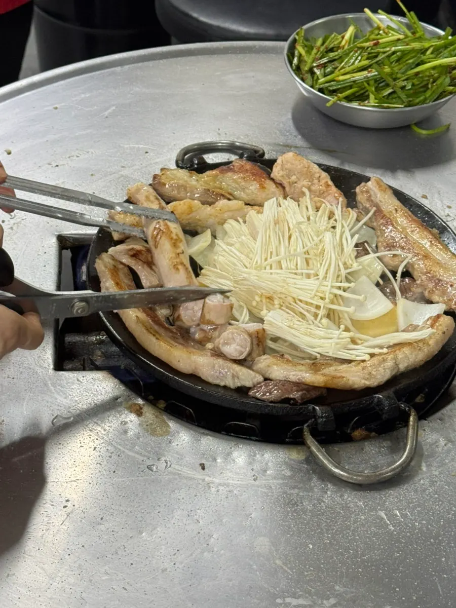 Dressed chives and side dishes for grilled gopchang