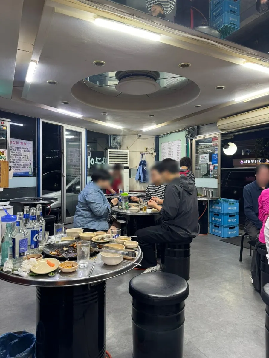 바깥쪽이 개방된 야장 분위기 좌석