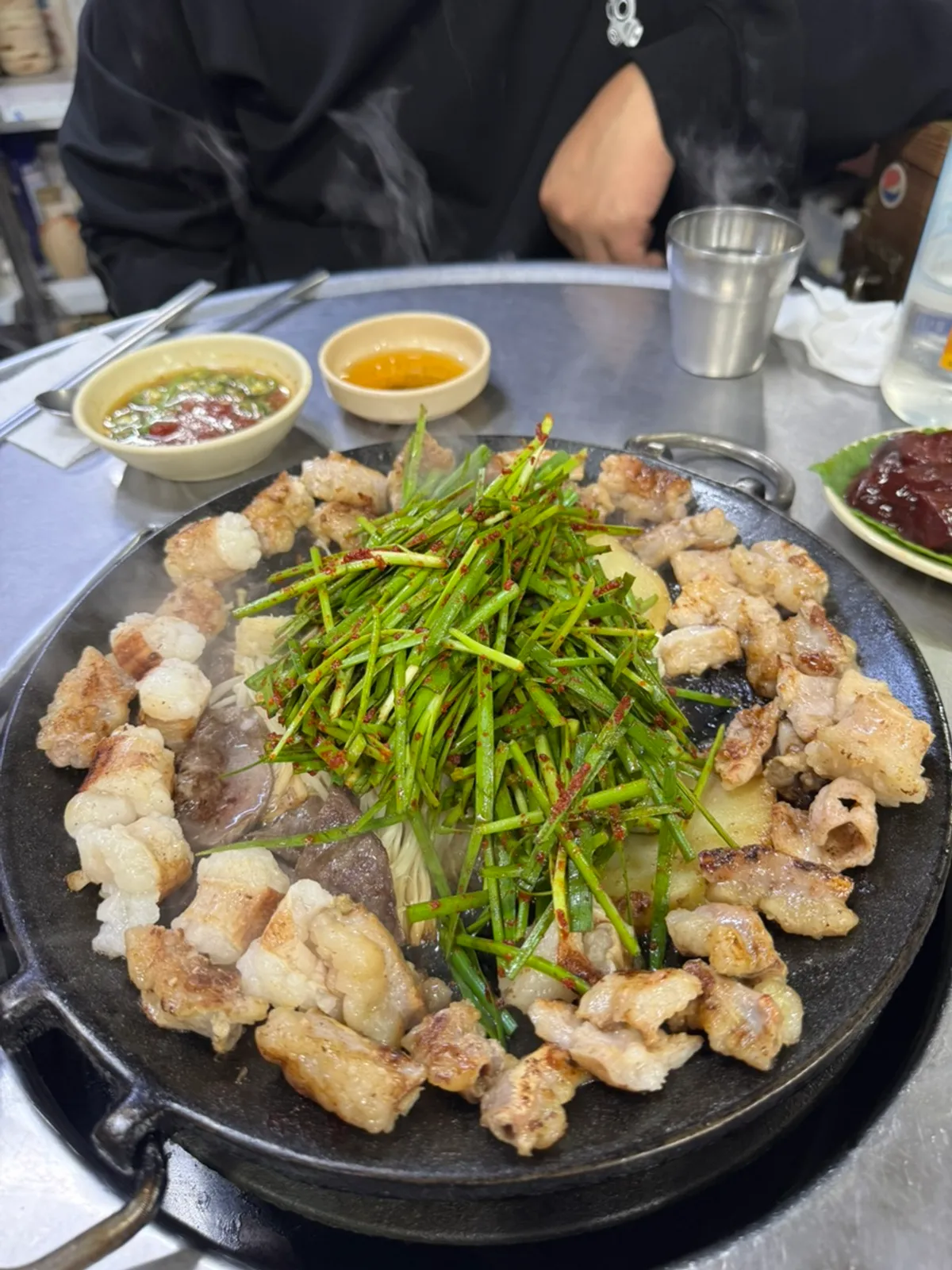 고추 송송 들어간 양념장과 기름장 두 가지 소스