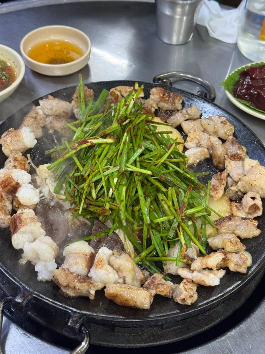 주방에서 커팅까지 끝나 나온 모듬곱창