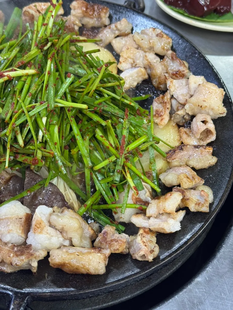 수북하게 쌓인 부추와 구워지는 곱창