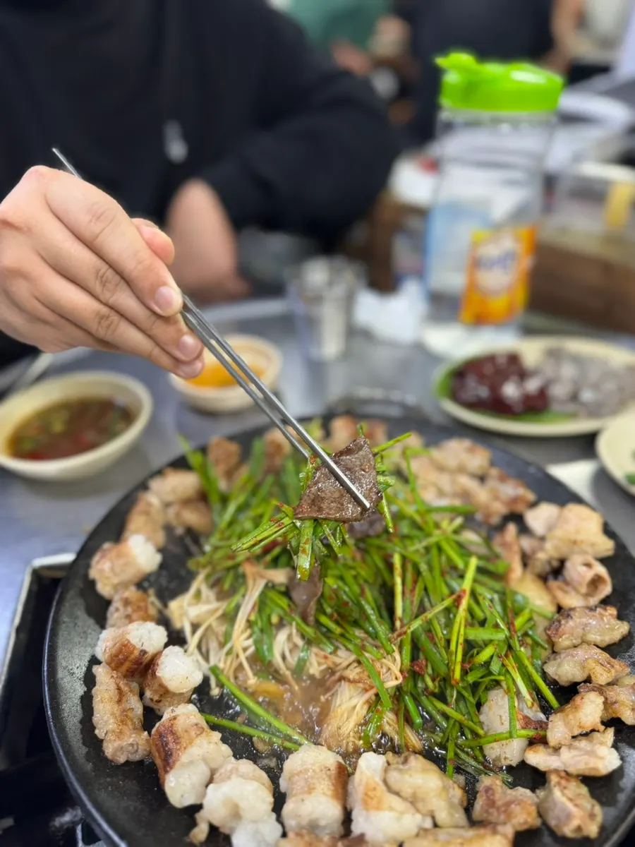 젓가락으로 집어 든 염통 한 점