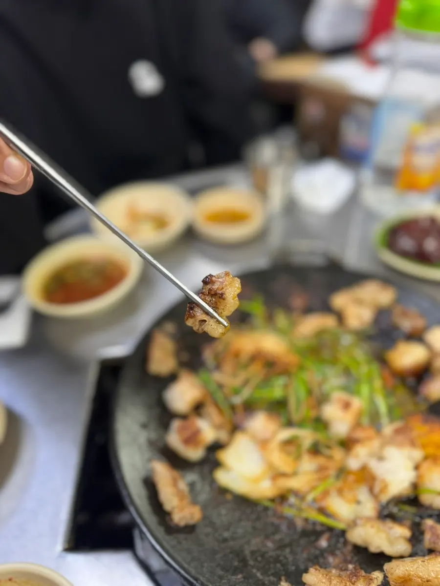 기름장에 찍어 먹는 곱창 한 점