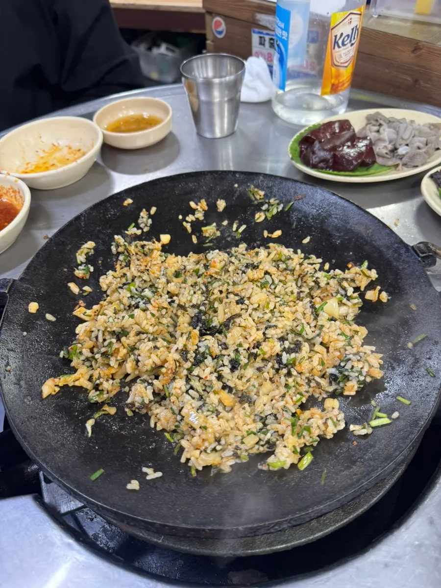 불판에서 직접 볶는 김치볶음밥