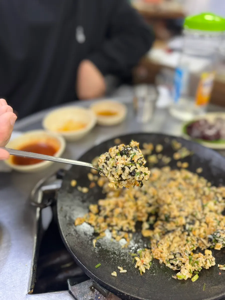 김가루 올린 김치볶음밥 완성 모습