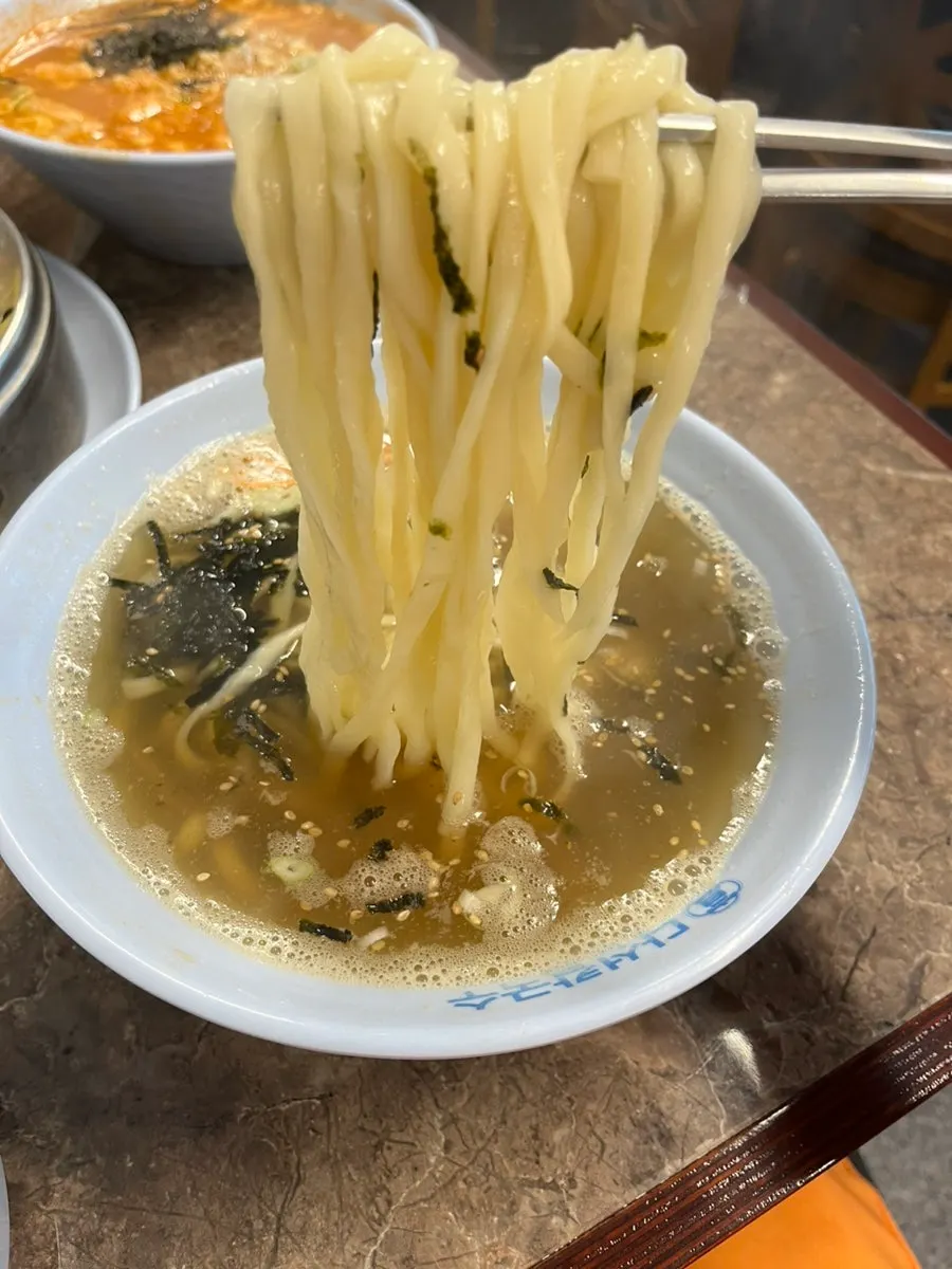 Noodles lifted from the jang kalguksu bowl