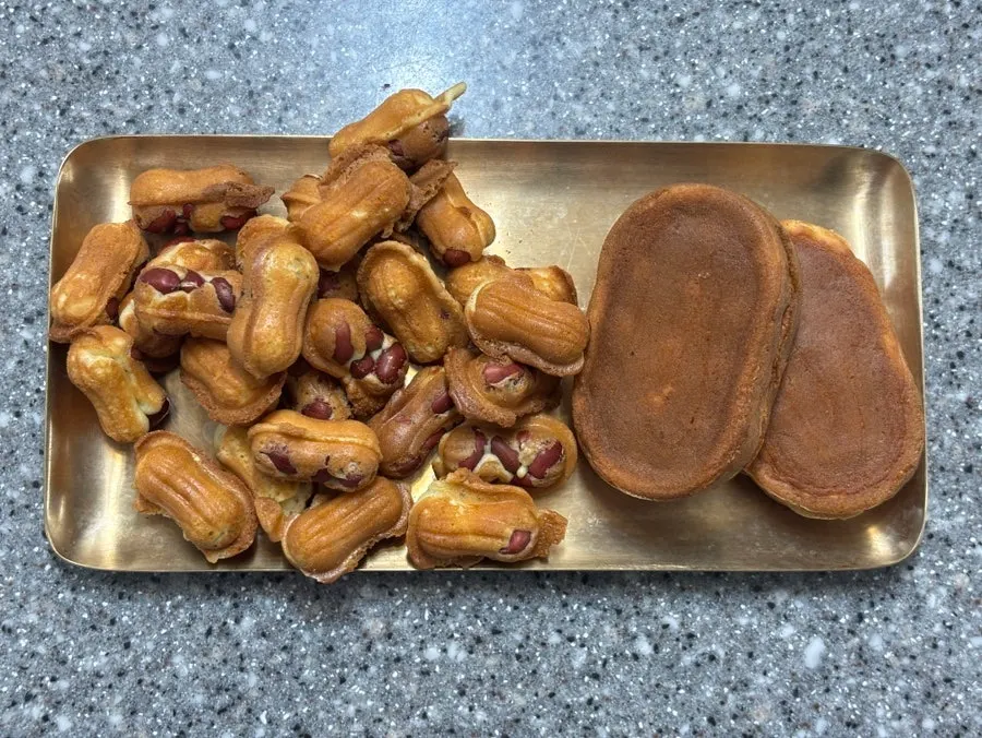 접시에 담은 땅콩빵과 계란빵
