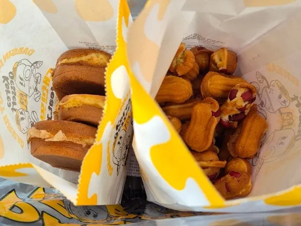 따로 포장해준 땅콩빵과 계란빵 봉지