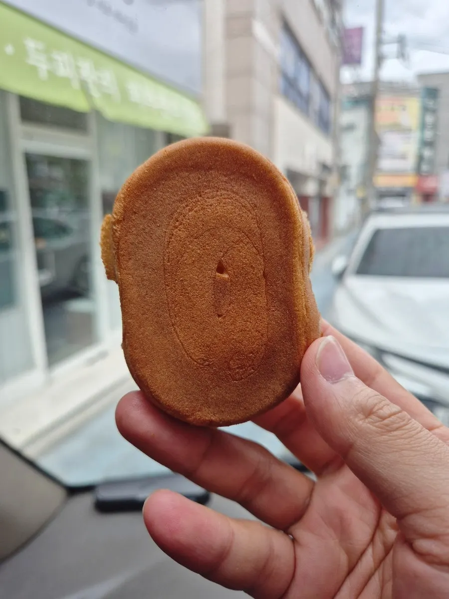 노릇하게 구워진 따뜻한 계란빵
