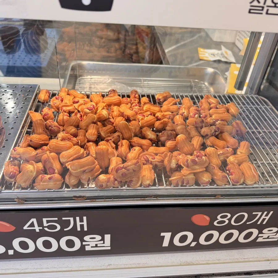 깔끔하게 정돈된 대신땅콩빵 매장 내부