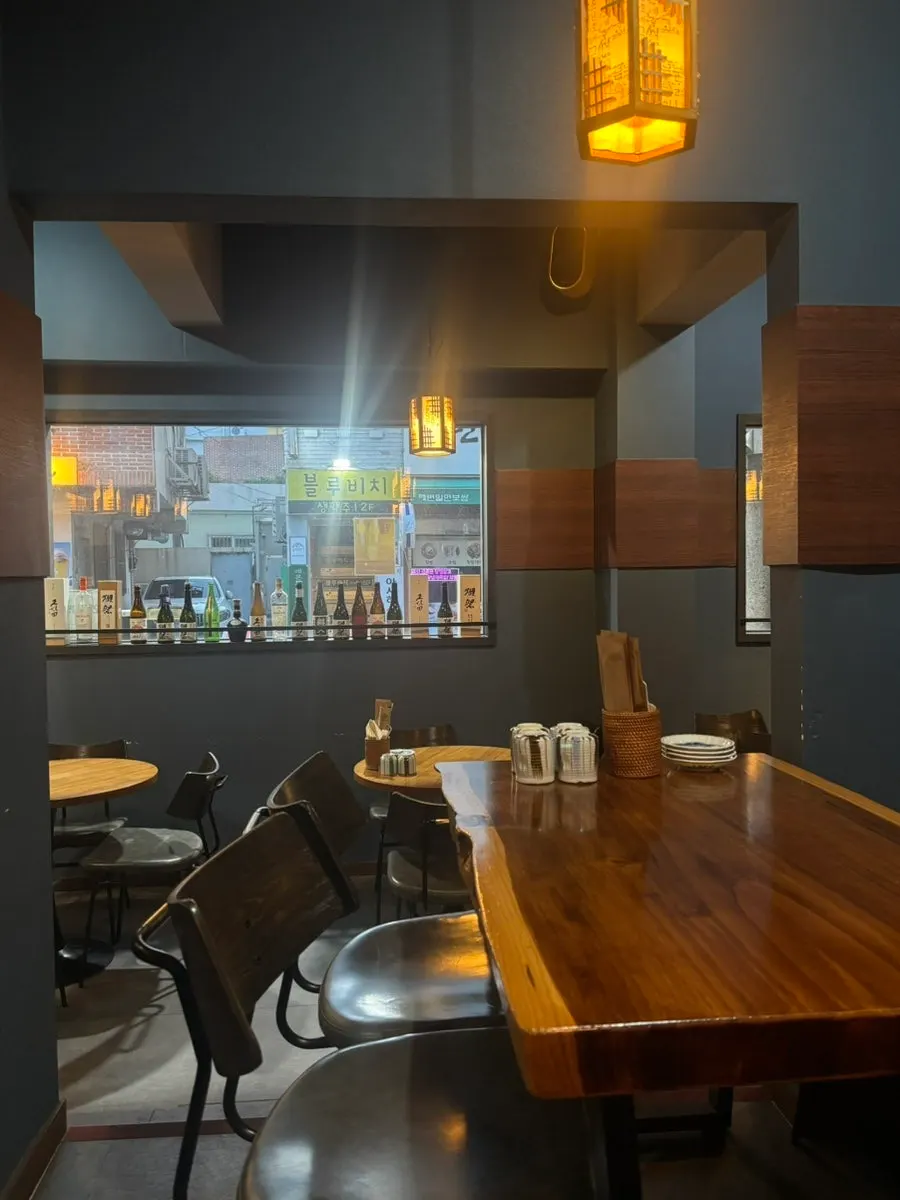 Table seating in the dining hall of Daeun Namcheon-dong Main Branch