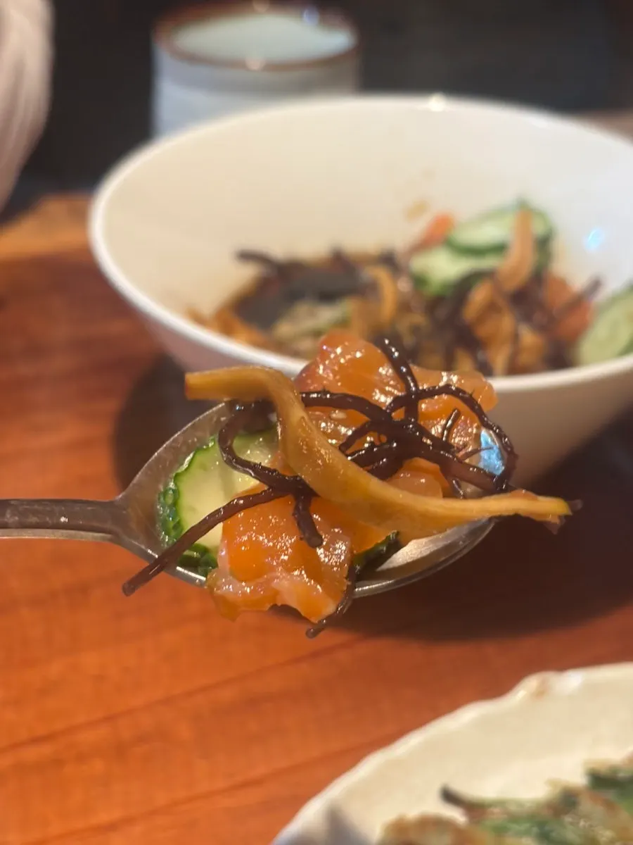 Thick-cut salmon carpaccio with cucumber and kkosiraegi