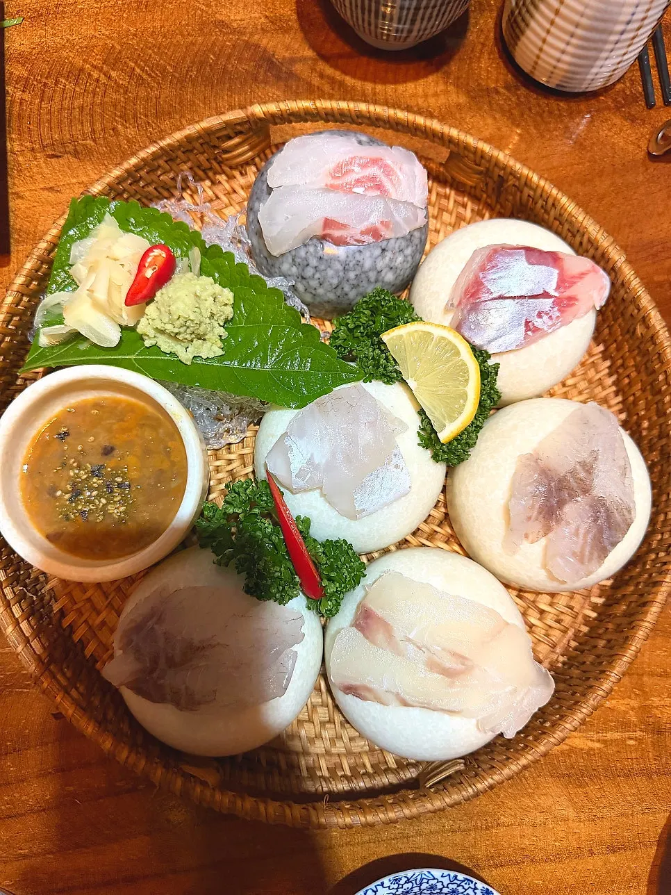 코스 중간에 나온 연어장 한 점
