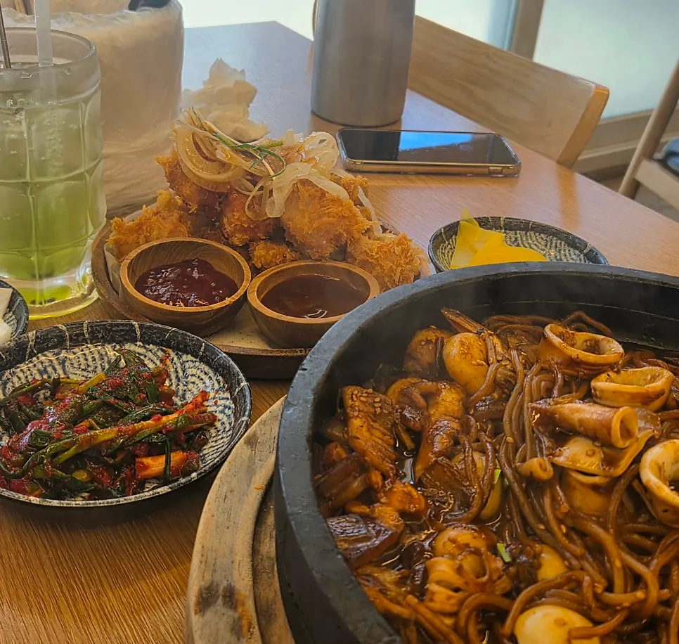돌짜장과 기본 반찬 파김치가 놓인 테이블