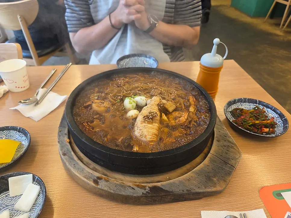 주문 즉시 조리해 지글지글 끓는 누룽지 돌짜장