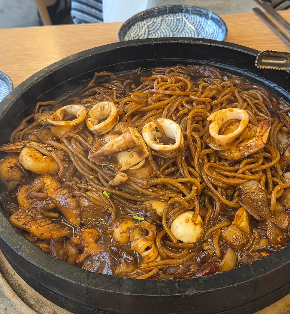 면을 비벼 올린 돌짜장 한 젓가락