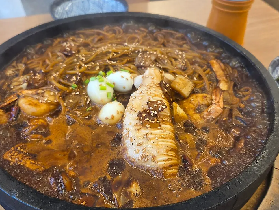 해산물과 야채, 고기가 올라간 돌짜장