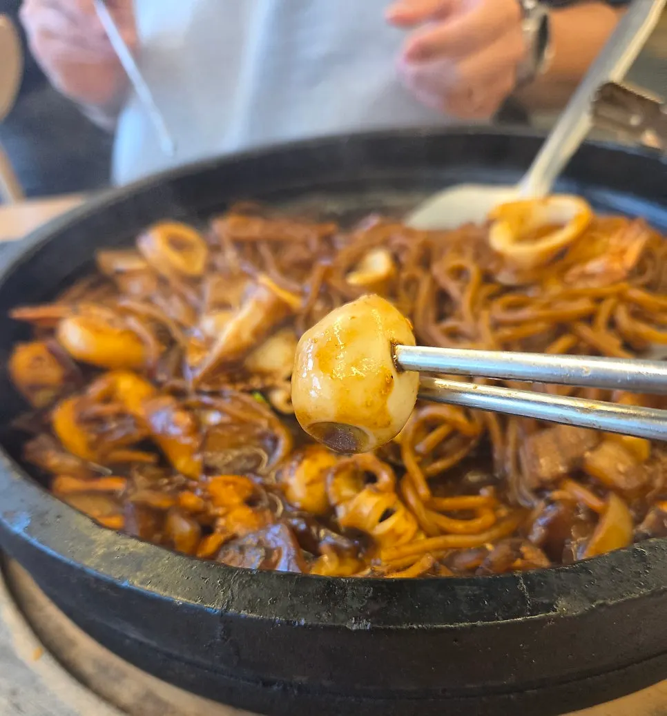 담백한 짜장소스가 묻은 쫄깃한 면발