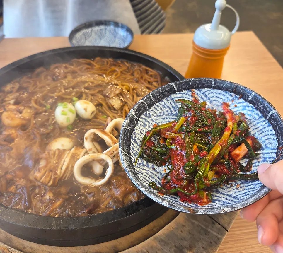 파김치와 함께 먹는 돌짜장 조합