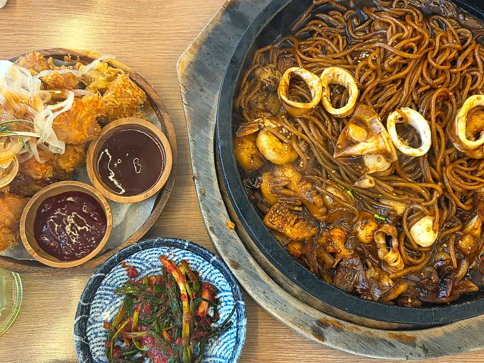 통오징어를 추가한 누룽지 돌짜장