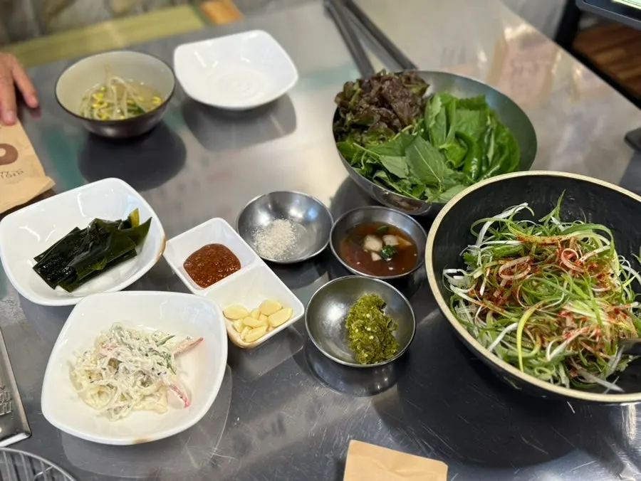 명이나물과 땡초절임이 놓인 기본 상차림