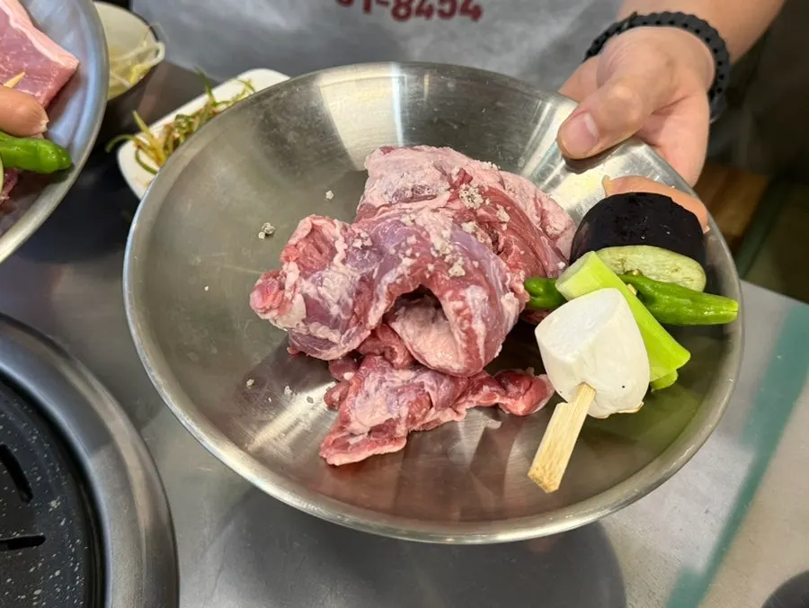 오겹살 목살 전지가 담긴 모듬 접시