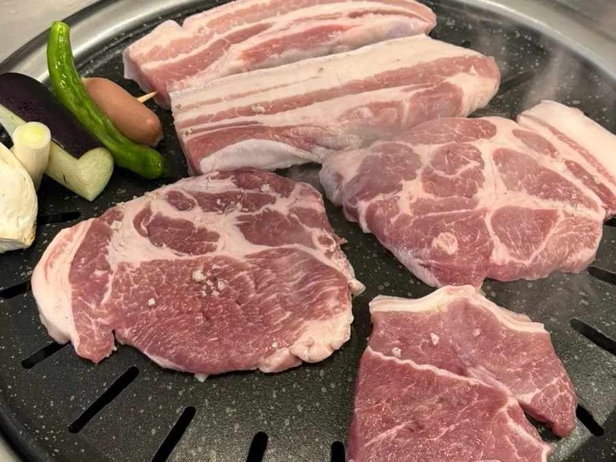 숯불에 올리기 전 지례산 흑돼지