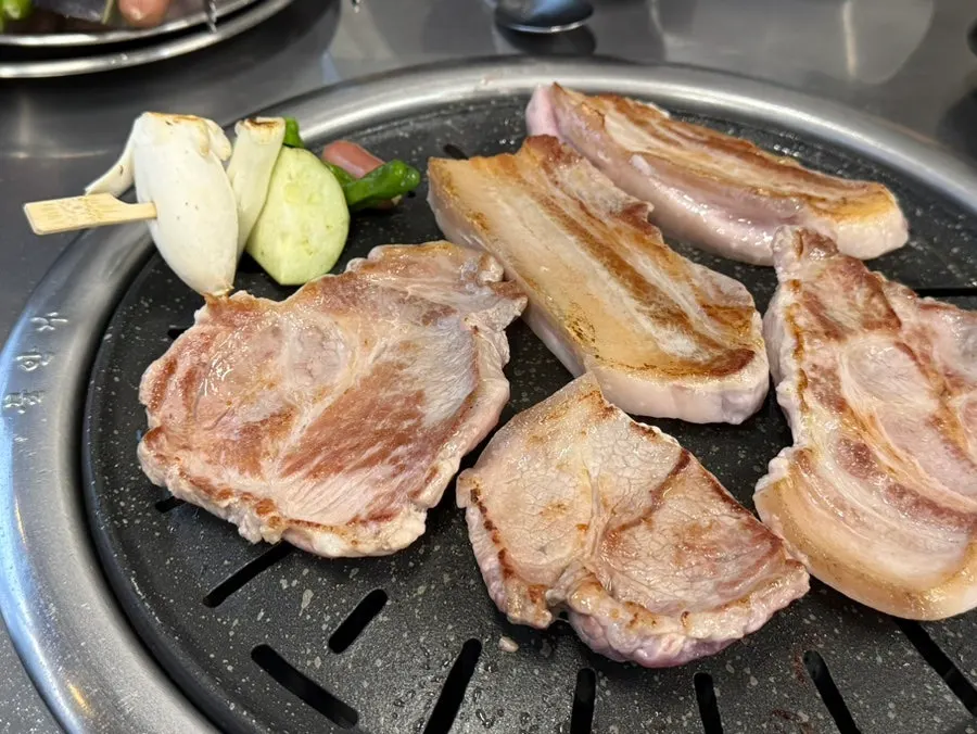 숯불 위에서 구워지는 흑돼지 오겹살