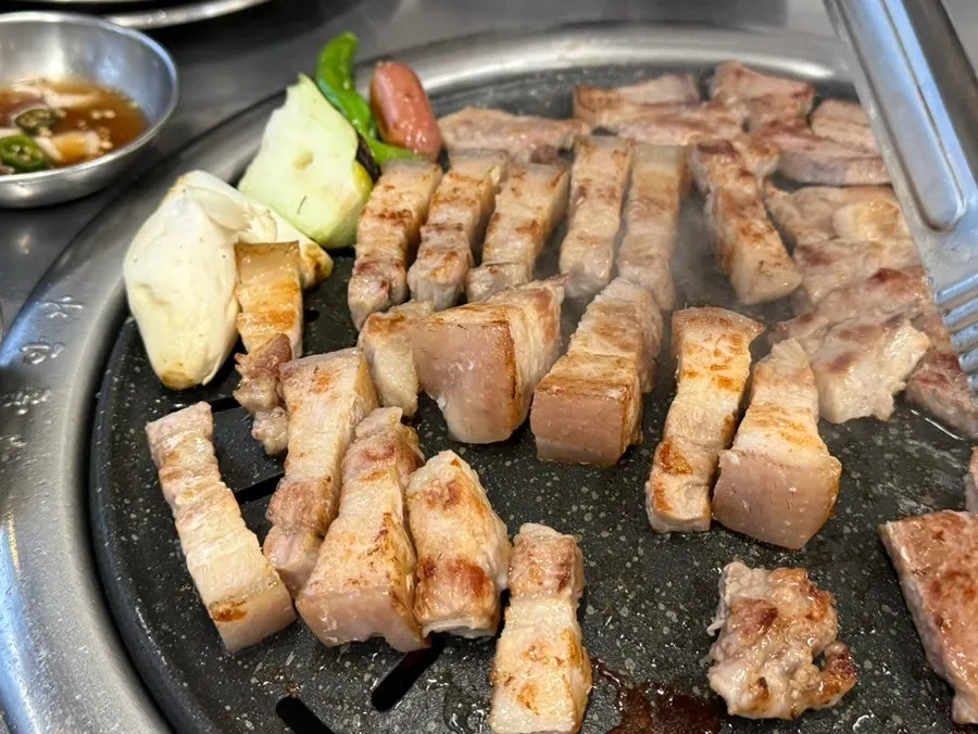 노릇하게 구워진 흑돼지 고기
