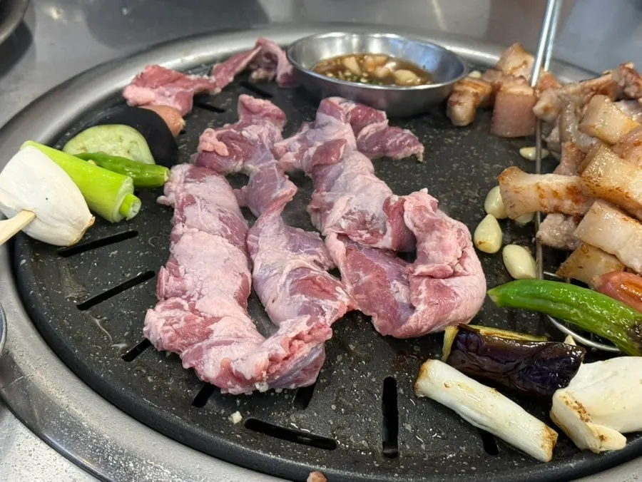 상추와 파절이로 싼 흑돼지 쌈